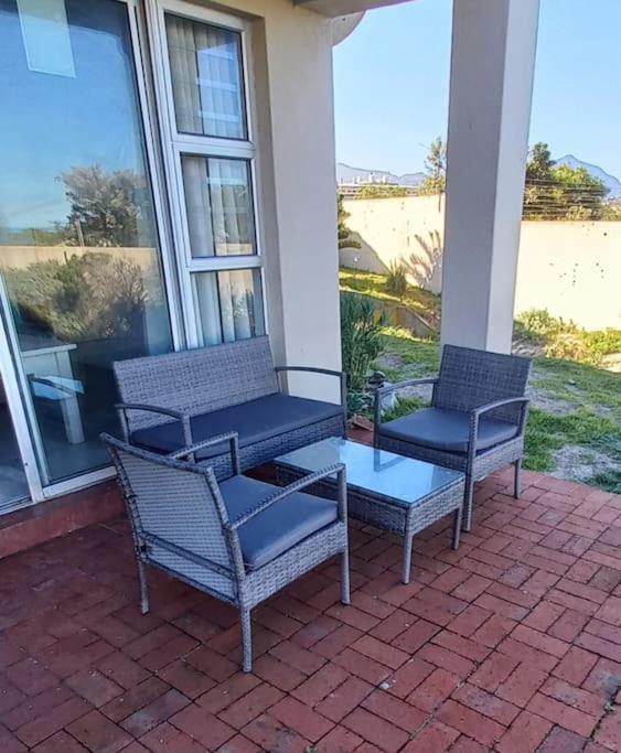 Marineview Getaway Apartment Hermanus Exterior photo